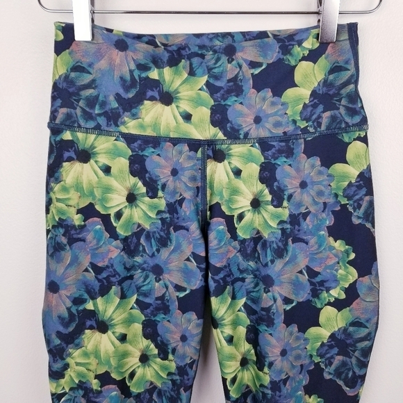 Fabletics High Waisted Floral Powerflex Capri Leggings NWT - Picture 9 of 12